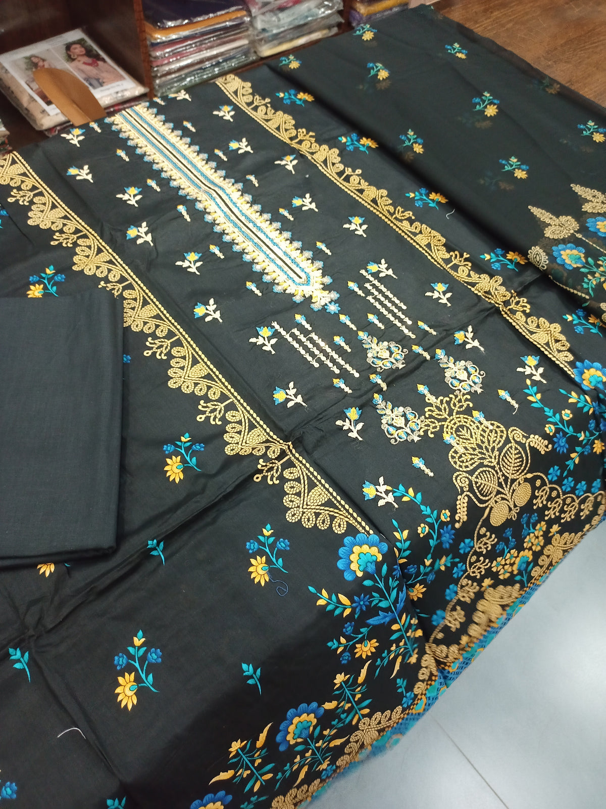 EMBROIDERED LAWN 3PC-ELC005