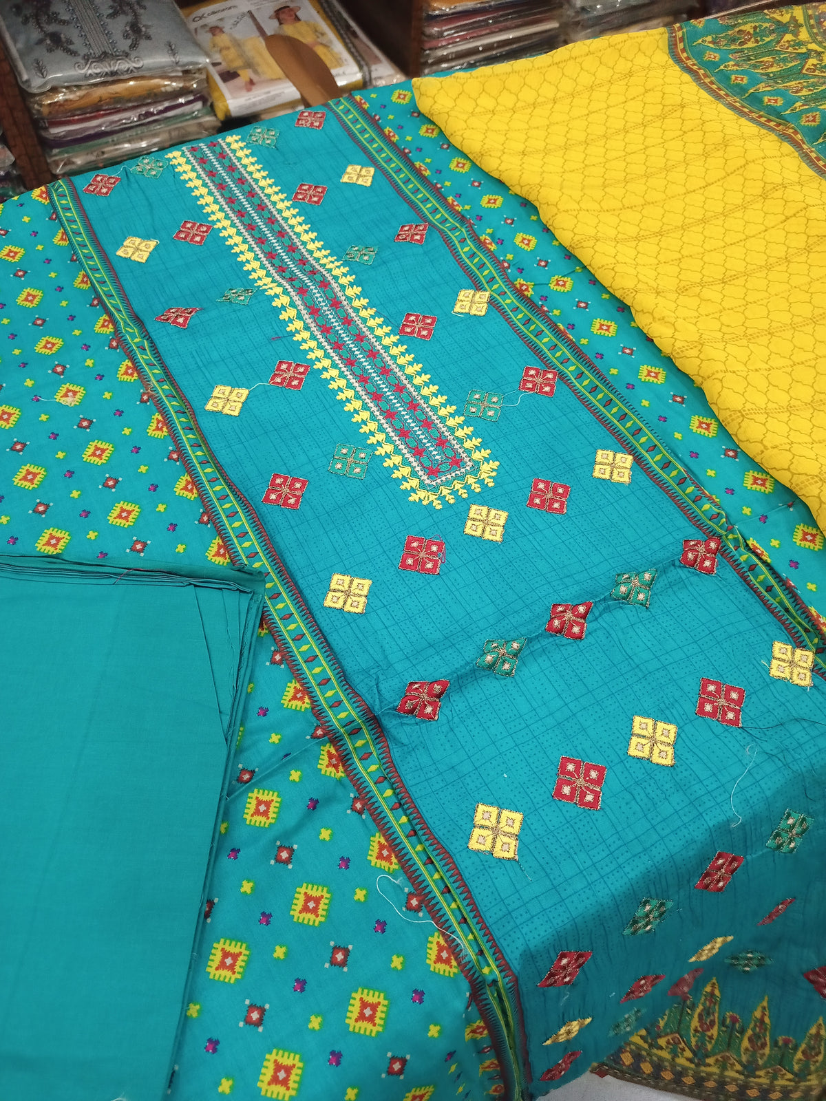 EMBROIDERED LAWN 3PC-ELC001