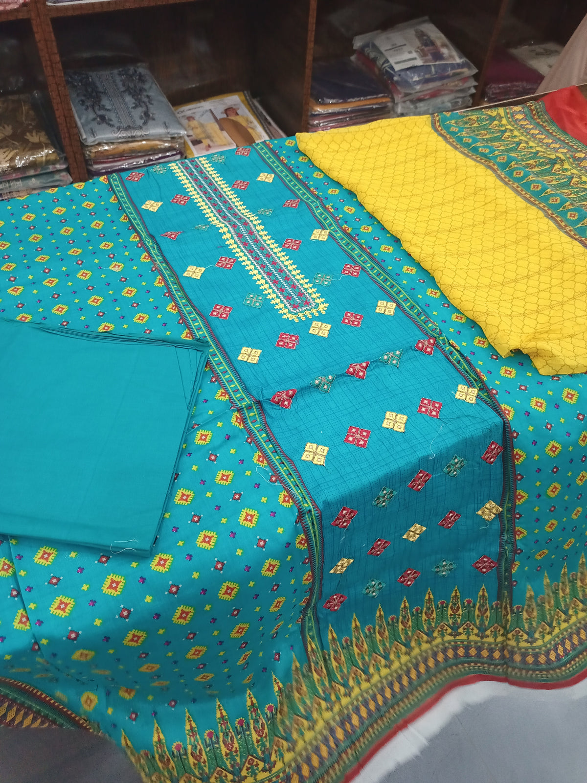 EMBROIDERED LAWN 3PC-ELC001